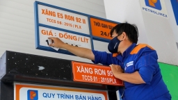 Giá xăng tăng, giảm trái chiều