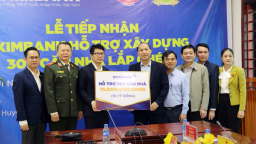 Eximbank trao kinh phí hỗ trợ xây dựng 300 căn nhà lắp ghép cho huyện Kỳ Sơn