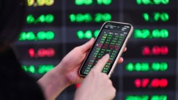 Cổ phiếu bất động sản “bứt tốc”, VN-Index tăng gần 8 điểm