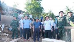 Phó thủ tướng Hồ Đức Phớc thăm, làm việc với người dân vùng lũ Nghệ An