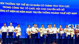 Cục Thuế khen thưởng tập thể, cá nhân có thành tích trong công tác tổ chức Hội chợ Chuyển đổi số