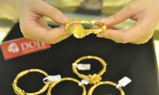 Giá vàng SJC và USD cùng đi xuống