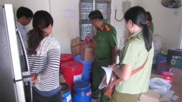 Sản xuất tương ớt với nhiều 'chất lạ' không rõ nguồn gốc