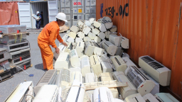 Những hình ảnh khám xét lô hàng điện lạnh cấm nhập khẩu tại cảng Cái Mép