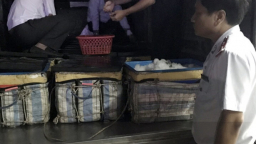 Bắt xe tải chở gần 430kg tôm nghi bơm tạp chất