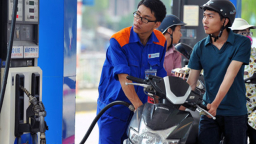 17h chiều nay (5-7) giá xăng giảm hơn 400 đồng/lít