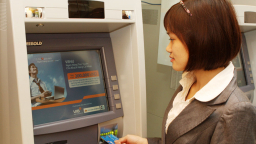 Hạn mức rút tiền thẻ tín dụng: Có nên khống chế?