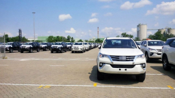 Hơn 200 ô tô Indonesia cập cảng, dân khấp khởi chờ Fortuner hạ giá