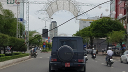Xe 'khủng' hàng trăm ngàn USD gắn biển đỏ giả