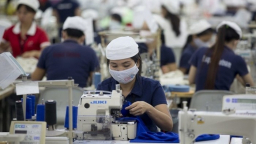 Bloomberg: Nhà đầu tư thích rót tiền vào Việt Nam vì lao động nữ chiếm đa số