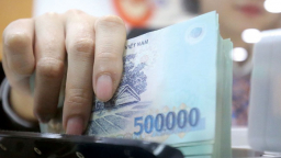 Ngân hàng đè nợ xấu, nâng lợi nhuận