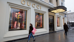 Tập đoàn sở hữu thương hiệu Gucci nợ 1,6 tỷ USD tiền thuế