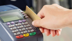 Hàng triệu người phải làm lại thẻ ATM: Tiền trong tài khoản ra sao?