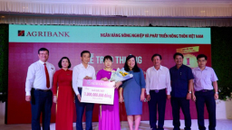 Agribank trao sổ tiết kiệm 01 tỷ đồng cho khách hàng trúng Giải đặc biệt thứ nhất chương trình 'Gửi tiền trúng lớn cùng Agribank'