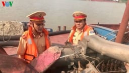 Công an Hà Nội bắt giữ 5 tàu khai thác cát trái phép trên sông Hồng