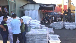 Hải quan phát hiện 5 container chở hàng nội thất 'nhập lậu' từ Trung Quốc