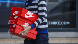 Nike, Adidas kêu gọi Trump không tăng thuế với giày dép từ Trung Quốc