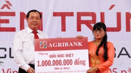 Agribank trao sổ Tiết kiệm 01 tỷ đồng cho khách hàng trúng giải Đặc biệt thứ 2 Chương trình 'Gửi tiền trúng lớn cùng Agribank'