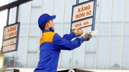 Giá xăng hôm nay: Tăng trích lập quỹ bình ổn, giá xăng RON95 vẫn giảm sâu