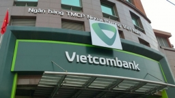 Giá cổ phiếu VCB tăng cao, Phó Tổng giám đốc và vợ liên tiếp muốn thoái bớt vốn tại Vietcombank