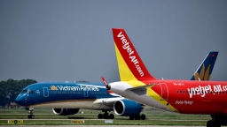 Niêm yết giá vé máy bay: Chọn phương án của Vietnam Airlines hay Vietjet Air?