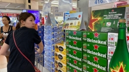 Việt Nam cấm lái xe sau khi uống rượu bia, cổ phiếu Heineken sụt giảm mạnh