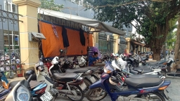 Bãi trông giữ xe Bệnh viện Việt Đức ngang nhiên “móc túi” người dân