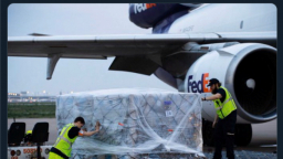 Tổng thống Trump cảm ơn Việt Nam chuyển 450.000 bộ quần áo bảo hộ