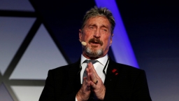 Huyền thoại John McAfee bị bắt vì trốn thuế