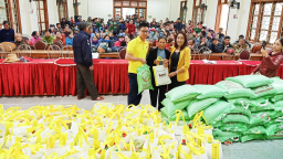 Công ty CP Tập đoàn VITTO và Công ty Hoàn Mỹ ủng hộ gần 2.000 suất quà cho người dân vùng lũ