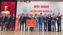 VTCA đón nhận Cờ thi đua của Bộ Tài chính và hướng dẫn quản lý hành nghề đại lý thuế