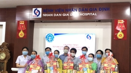 BHXH Việt Nam tặng quà cho bệnh nhân có hoàn cảnh khó khăn