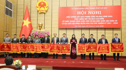 Quận Hoàng Mai được Thành phố tặng cờ đơn vị xuất sắc trong phong trào thi đua năm 2020
