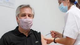 Tổng thống Argentina dương tính sau khi tiêm vaccine Sputnik V