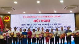 CEO Đảo Ngọc vinh dự nhận bằng khen do Chủ tịch tỉnh Kiên Giang trao tặng