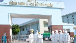 Vietcombank trao tặng 5 tỷ đồng và 10.000 suất ăn hỗ trợ Bệnh viện K cơ sở Tân Triều
