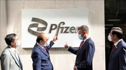 Chủ tịch nước Nguyễn Xuân Phúc thăm Công ty Pfizer