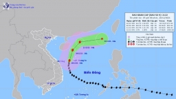 Bão Rai bẻ hướng, gió giật cấp 13 quét qua quần đảo Hoàng Sa