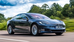 Tesla triệu hồi hàng trăm nghìn xe điện do nguy cơ va chạm