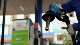 Giá dầu thô tiếp tục tăng gần 7%