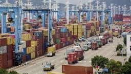 Chuỗi cung ứng toàn cầu lâm nguy vì tắc nghẽn cảng biển Trung Quốc