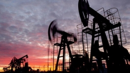 Giá dầu thế giới tiếp tục neo trên 100 USD/thùng