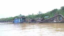 Thanh Hóa: Bắt 5 thuyền khai thác cát trái phép ngoài phạm vi mỏ số 41