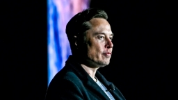 Tỷ phú Elon Musk lo Tesla phá sản