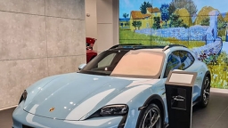 Giảm thuế, siêu xe Porsche Taycan sẽ giảm hơn 700 triệu đồng
