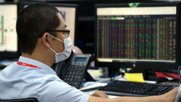 Hàng trăm mã giảm sàn, VN-Index vẫn tăng hơn 7 điểm