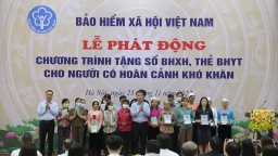 BHXH Việt Nam tổ chức Lễ Phát động tặng sổ BHXH, thẻ BHYT cho người có hoàn cảnh khó khăn