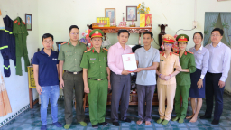 Trao tặng sổ tiết kiệm cho gia đình cán bộ cảnh sát PCCC & CNCH tỉnh Bình Phước hy sinh