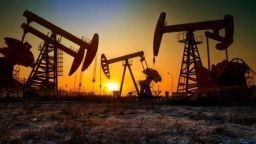 Giá dầu thế giới tăng nhẹ vì lo ngại FED tăng lãi suất