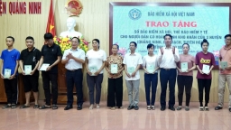 BHXH Việt Nam: Trao tặng sổ BHXH, thẻ BHYT cho người dân có hoàn cảnh khó khăn tại tỉnh Quảng Bình